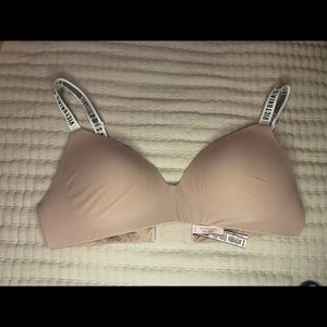 Victoria’s Secret T-shirt lightly lined wireless bra in size 36C